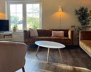 Gezellige woonkamer van vakantiehuis Otter 8 in Paasloo, Overijssel met comfortabele banken en veel natuurlijk licht.