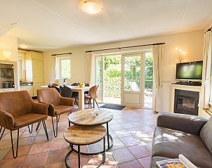 Gezellige woonkamer van vakantiehuis Tjasker 6 in Paasloo, Overijssel, met licht interieur en uitzicht op groene tuin.