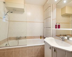 Geniet van de zonnige tuin en terras bij vakantiehuis Tjasker 6 in Paasloo, Noordwest Overijssel, omgeven door groene natuur.