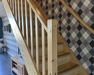 Groot terras bij vakantiehuis OV019 in Paasloo, omgeven door natuur.