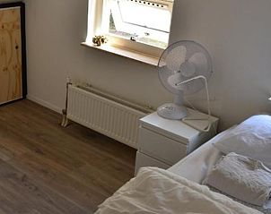 Gezellige slaapkamer met open raam in Vakantiehuisje in IJhorst, Overijssel.