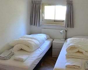 Comfortabele slaapkamer met twee bedden in Vakantiehuisje in IJhorst, Overijssel.