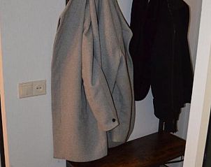 Hal met kapstok in Vakantiehuisje in IJhorst, Noordwest Overijssel.