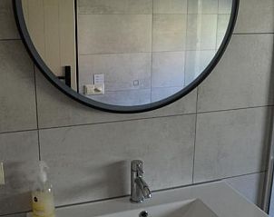 Moderne wastafel en spiegel in Vakantiehuisje in IJhorst, Overijssel.