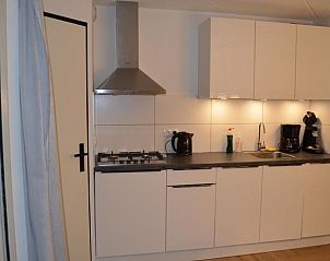 Moderne keuken met apparatuur in Vakantiehuisje in IJhorst, Noordwest Overijssel.