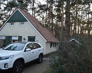 Parkeerplaats en toegang tot Vakantiehuisje in IJhorst, Noordwest Overijssel.