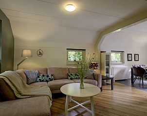 Keukenblad met accessoires in Huisje in IJhorst, vakantiehuis in Noordwest Overijssel, Overijssel.