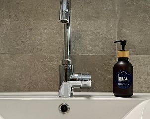 Badkamer met handzeep in Huisje in IJhorst, vakantiehuis met luxe voorzieningen in Noordwest Overijssel, Overijssel.