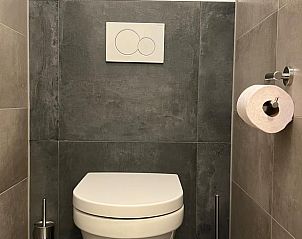 Moderne toiletruimte in Huisje in IJhorst, vakantiehuis in Noordwest Overijssel, Overijssel.