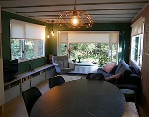 Gezellige woonkamer van Vakantiehuisje in IJhorst met uitzicht op de natuur in Noordwest Overijssel, Overijssel.