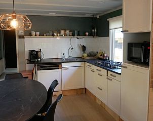 Moderne keuken van Vakantiehuisje in IJhorst, volledig uitgerust voor een ontspannen verblijf in Overijssel.