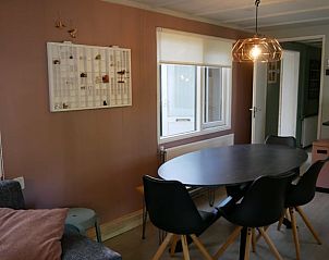 Eethoek in Vakantiehuisje in IJhorst, ideaal voor gezellige maaltijden in de natuur van Noordwest Overijssel.