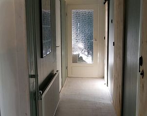 Lichte gang in Vakantiehuisje in IJhorst, met toegang tot verschillende kamers in deze vakantiewoning.