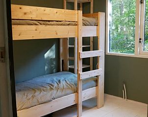 Stapelbed in kindvriendelijke kamer van Vakantiehuisje in IJhorst, perfect voor gezinnen in Noordwest Overijssel.