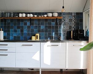 Moderne keuken in Vakantiehuisje in IJhorst, Noordwest Overijssel, met stijlvolle tegels en praktische inrichting voor een comfortabel verblijf.
