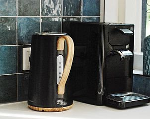 Keukenfaciliteiten in Vakantiehuisje in IJhorst, Noordwest Overijssel, met moderne waterkoker en koffiezetapparaat.