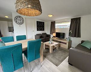 Eetruimte in Chalet in IJhorst, Noordwest Overijssel, met stijlvolle meubels en een uitnodigende sfeer voor gezellige diners.