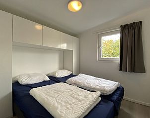 Sfeervolle slaapkamer in Chalet in IJhorst, Overijssel, met comfortabele bedden en rustige ambiance voor een goede nachtrust.