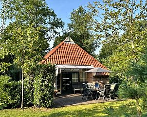 Vakantiehuis in IJhorst met terras omgeven door groen in Noordwest Overijssel, ideaal voor natuurliefhebbers.