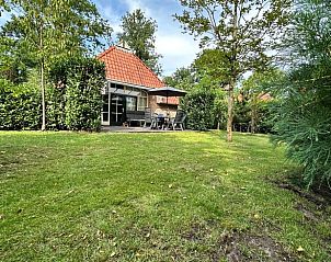 Ruime tuin bij Vakantiehuis in IJhorst, perfect voor ontspanning in de natuur van Overijssel.