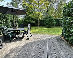 Gezellig terras van Vakantiehuis in IJhorst, een oase van rust in Noordwest Overijssel.