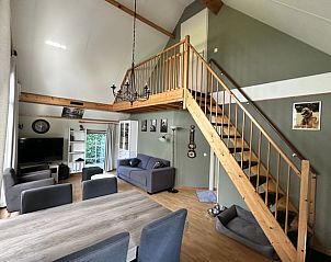 Ruime woonkamer in Vakantiehuis in IJhorst, perfect voor familiebijeenkomsten in Overijssel.