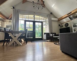 Moderne binnenruimte van Vakantiehuis in IJhorst met veel daglicht in Noordwest Overijssel.