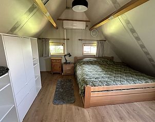 Sfeervolle slaapkamer in Vakantiehuis in IJhorst, ideaal voor een goede nachtrust in Overijssel.