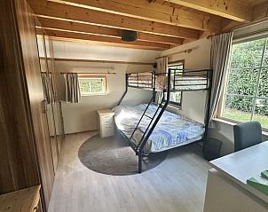 Gezellige slaapkamer met stapelbed in Vakantiehuis in IJhorst, perfect voor kinderen in Overijssel.