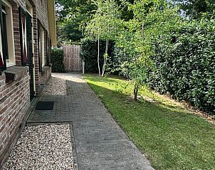 Verzorgde tuinpad bij Vakantiehuis in IJhorst, omgeven door groen in Noordwest Overijssel.