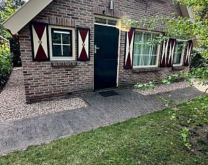 Charmante gevel van Vakantiehuis in IJhorst, een uitnodigende accommodatie in Overijssel.