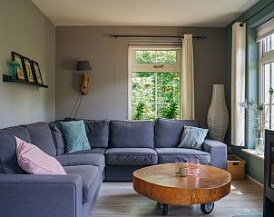 Knusse woonkamer met open haard in Vakantiehuisje in IJhorst, Noordwest Overijssel, Overijssel.