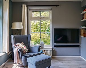 Comfortabele zithoek in de woonkamer van Vakantiehuisje in IJhorst, Noordwest Overijssel, Overijssel.