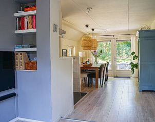 Lichte leeshoek met fauteuil in Vakantiehuisje in IJhorst, Noordwest Overijssel, Overijssel.