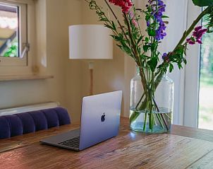 Uitzicht op de tuin vanuit de eetkamer van Vakantiehuisje in IJhorst, Noordwest Overijssel, Overijssel.