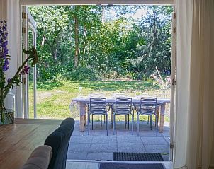 Slaapkamer met kunst aan de muur in Vakantiehuisje in IJhorst, Noordwest Overijssel, Overijssel.