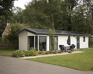 Velthorst 6 vakantiehuis in IJhorst, Noordwest Overijssel, met een uitnodigend terras en groene omgeving voor een ontspannen verblijf.