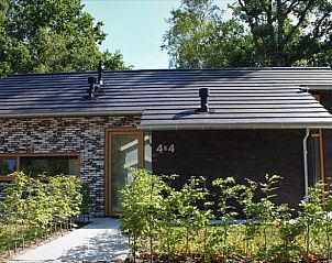 Vakantiehuis in IJhorst, een charmant vakantieverblijf in Noordwest Overijssel, omgeven door groene natuur en rustieke architectuur.