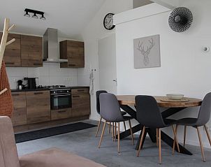 Moderne keuken en eetruimte in Vakantiehuis in IJhorst, Overijssel, ideaal voor een ontspannen verblijf in Noordwest Overijssel.