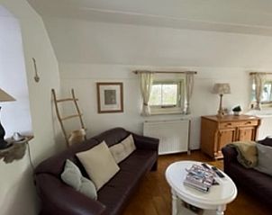 Gezellige woonkamer van Vakantiehuis in IJhorst, perfect voor ontspanning in Noordwest Overijssel.