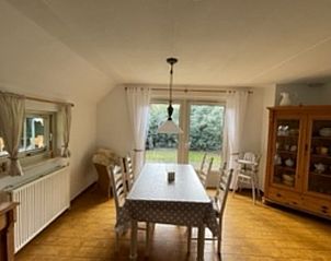 Ruime eetkamer in Vakantiehuis in IJhorst, met veel natuurlijk licht en uitzicht op de tuin.