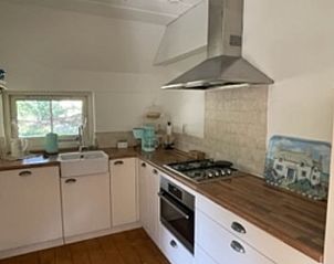 Volledig uitgeruste keuken in Vakantiehuis in IJhorst, ideaal voor culinaire avonturen in Overijssel.