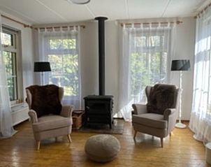 Lichte woonkamer van Vakantiehuis in IJhorst met houtkachel, perfect voor gezellige avonden.