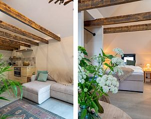 Gezellige woonkamer met houten balken in Vakantiehuis in IJhorst, Noordwest Overijssel, perfect voor een ontspannen verblijf in Overijssel.