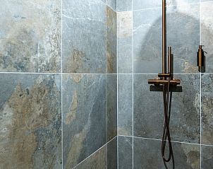 Moderne badkamer met stijlvolle douche in Vakantiehuis in IJhorst, gelegen in het schilderachtige Noordwest Overijssel, Overijssel.