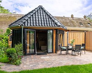 Gezellig vakantiehuis in IJhorst, Noordwest Overijssel, met moderne veranda en tuin, ideaal voor een ontspannen verblijf in de natuur.