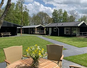 Gezellig terras bij Vakantiehuis in Kalenberg, omgeven door groen in Overijssel.