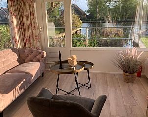 Gezellige binnenruimte van Vakantiehuis in Kalenberg met uitzicht op het water.