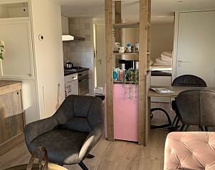 Stijlvolle woonkamer in Vakantiehuis in Kalenberg, met toegang tot slaapruimte.