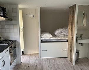 Compacte slaapkamer en keuken in Vakantiehuis in Kalenberg, Overijssel.